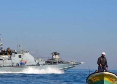 بحرية الاحتلال تستهدف مراكب الصيادين شمال وجنوب قطاع غزة