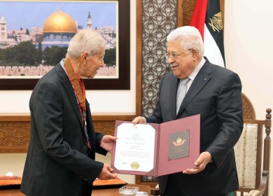 الرئيس يقلد المناضل الوطني أنيس الخطيب نجمة الاستحقاق