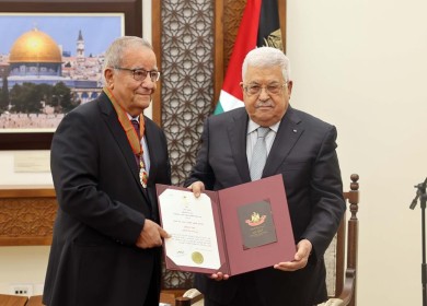 الرئيس يقلد المناضل الوطني مروان عبد الحميد نجمة الاستحقاق