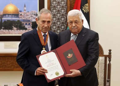 الرئيس يقلد السفير عماد الجدع نجمة الاستحقاق