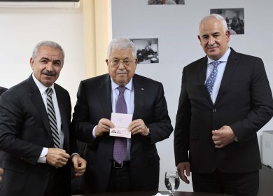 الرئيس يتسلم أول نسخة من جواز السفر الفلسطيني البيومتري