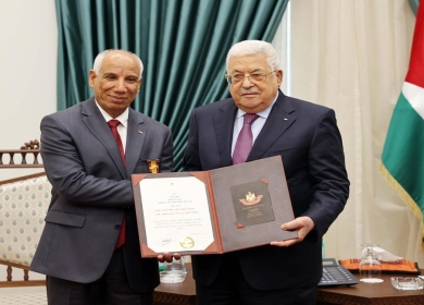 الرئيس يقلّد المناضل الوطني محمد عياش ميدالية الإنجاز