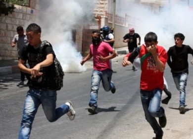 إصابات بالاختناق بين طلبة المدارس خلال مواجهات مع الاحتلال جنوب الخليل