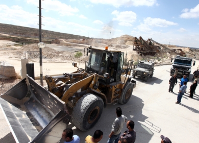 الاحتلال يستولي على جرافة وشاحنتين في قرية شوفة جنوب شرق طولكرم