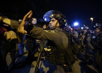 إصابات واعتقالات في هجوم للمستوطنين وقوات الاحتلال على حي الشيخ جراح