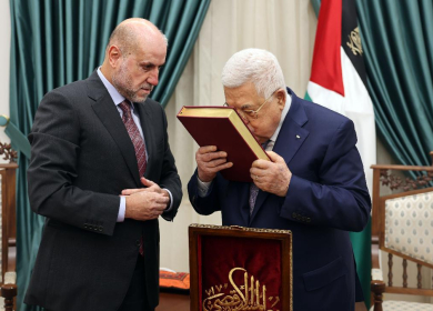 الرئيس يتسلم النسخة الأولى من مصحف المسجد الأقصى