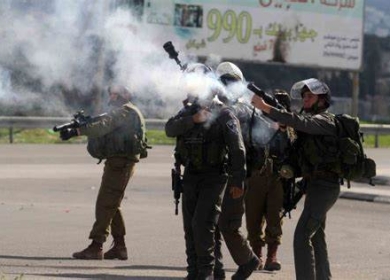 إصابات بالاختناق إثر قمع الاحتلال مسيرة طلابية في مخيم العروب