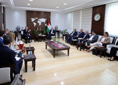 اشتية يبحث سبل الاستفادة من خبرات جمعية الصليب الأحمر الفرنسي في مجال التمريض