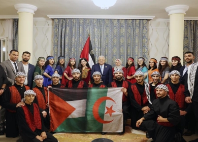الرئيس يستقبل فرقة بيسان للفنون الشعبية الفلسطينية