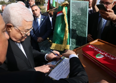 الرئيس يضع حجر الأساس لمقر الإقامة في سفارة فلسطين لدى الجزائر