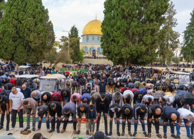 60 ألفا يؤدون صلاة الجمعة في المسجد الأقصى