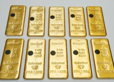 الذهب يتراجع من أعلى مستوى له منذ ثلاثة أشهر مع ارتفاع الدولار وعوائد السندات الأمريكية