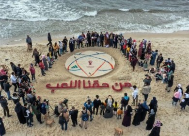 لوحة رملية لتذكير العالم بحق الأطفال في غزة باللعب