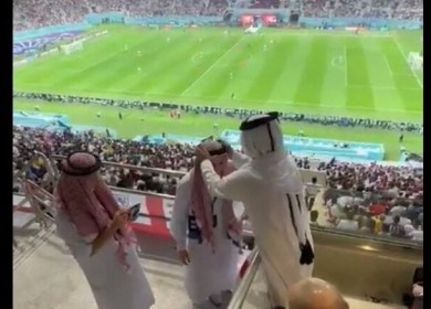 أمير قطري يعدل “العقال” لمشجعيْن إنجليزيين في الملعب