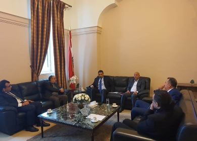 أبو هولي يبحث مع رئيس لجنة الحوار اللبناني الفلسطيني أزمة الأونروا المالية وتعزيز التشاور في قضايا اللاجئين
