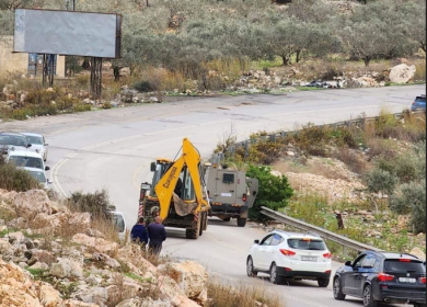 الاحتلال يستولي على جرافة ويعتقل سائقها شرق نابلس