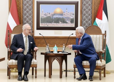 الرئيس يدعو الاتحاد الأوروبي لعدم التعامل مع أي حكومة إسرائيلية لا تعترف بالشرعية الدولية
