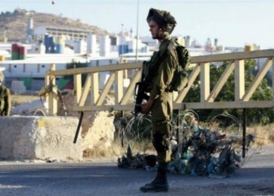 الاحتلال يغلق طرقا ومفترقات رئيسية شرق الخليل