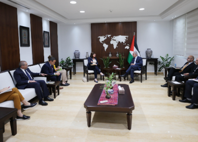 رئيس الوزراء يبحث مع مديرة بعثة الوكالة الأميركية للتنمية مشاريع الوكالة للعام القادم