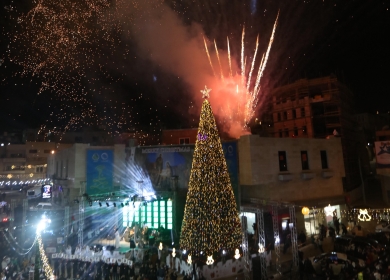 بيت ساحور تحتفل بإضاءة شجرة الميلاد