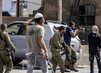 مستوطنون يهاجمون مساكن رعاة الأغنام شرق بيت لحم ويصيبون اثنين منهم بجروح