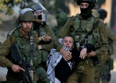 القدس: الاحتلال يعتقل طفلا وشابا ويمدد اعتقال 5 آخرين