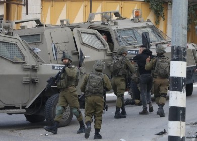 الاحتلال يعتقل أربعة عمال من بلدة زعترة شرق بيت لحم