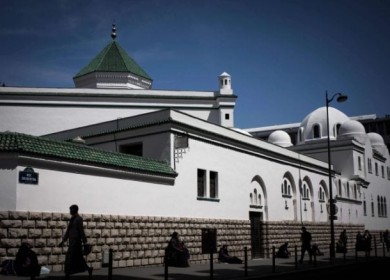السلطات الجزائرية تكلف مسجد باريس بوضع وسم “حلال” على المنتجات المستوردة من فرنسا