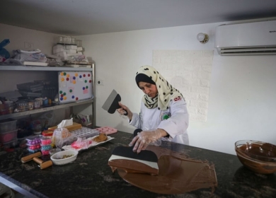 شوكولاتة غزة.. صناعة محلية بأيدٍ نسائية
