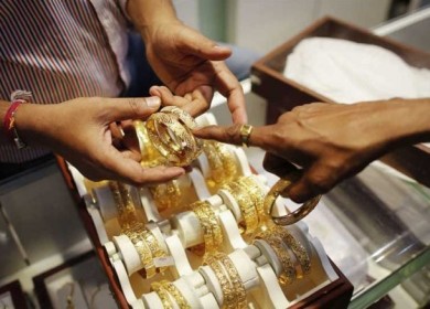 الذهب يتراجع عن ذروة تسعة أشهر مع استقرار الدولار