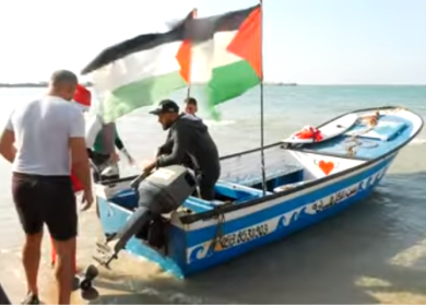 غزة: تزلج في البحر بزي بابا نويل