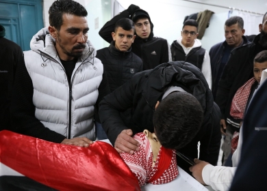 الاحتلال يواصل انتهاكاته: شهيد وإصابات واعتقالات وهدمٌ واستيلاء واقتحام للأقصى