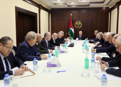 الرئيس بمستهل اجتماع "التنفيذية": سنستمر باتخاذ جميع الإجراءات القانونية التي تتيحها الشرعية الدولية للرد على الحكومة الإسرائيلية