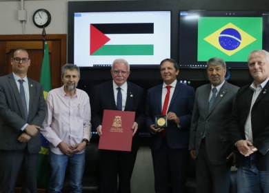 بلدية برازيلية تمنح وزير الخارجية والمغتربين "شهادة ضيف رسمي"