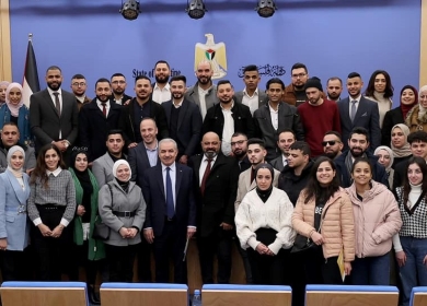 اشتية يؤكد أهمية انخراط الشباب وتوظيف قدراتهم في مواجهة حرب إسرائيل على روايتنا