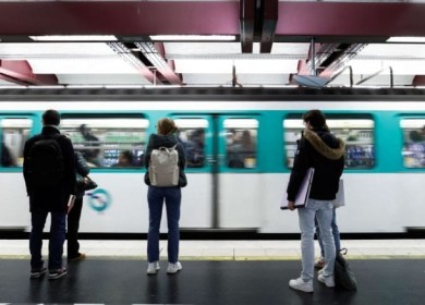 إصابة عدة أشخاص جراء عملية طعن في مترو باريس