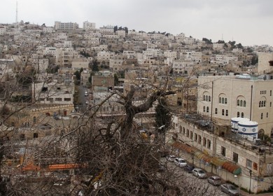 حكومة الاحتلال تخطط لتسليم 13 ألف دونم و70 مبنى في الخليل للمستوطنين