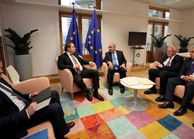 رئيس الوزراء يلتقي مفوض سياسة الجوار في الاتحاد الأوروبي