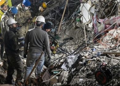 إنقاذ شقيقين من تحت الأنقاض بعد 198 ساعة من الزلزال في تركيا