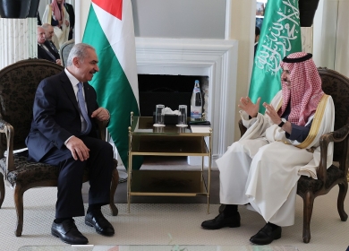 اشتية يبحث مع وزير الخارجية السعودي سبل إحياء عملية السلام
