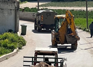 الاحتلال يستولي على جرافة في قراوة بني حسان غرب سلفيت