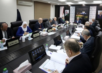 مجلس الوزراء يؤكد التزامه بكافة الاتفاقيات الموقعة مع النقابات والاتحادات والبدء بتنفيذها حال توفر الأموال
