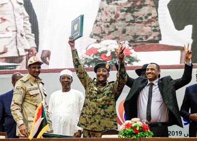 مصدر سوداني: البرهان يسعى للانفراد بالسلطة وإبعاد «حميدتي»