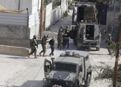 الاحتلال يعتقل ثلاثة مواطنين من دير سامت في الخليل