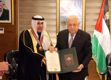 الرئيس يمنح السفير الكويتي نجمة القدس