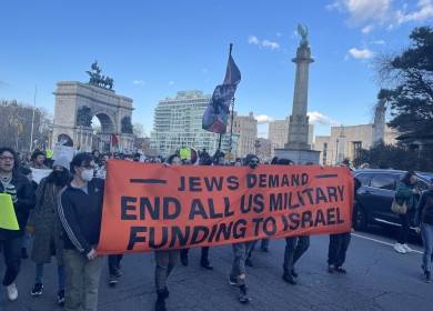 "يهود نيويورك" يتظاهرون أمام منزل تشاك شومر للمطالبة بإنهاء التمويل العسكري لإسرائيل