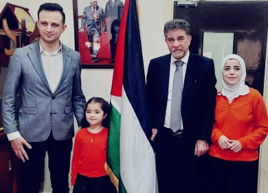 السفير عبد الهادي يكرم الطفلة شام البكور الفائزة بالمركز الأول بتحدي القراءة العربي