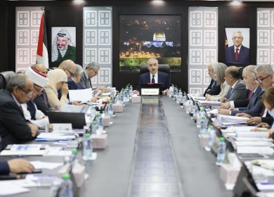 رئيس الوزراء يجدد مطالبته للمعلمين بالعودة إلى الدوام