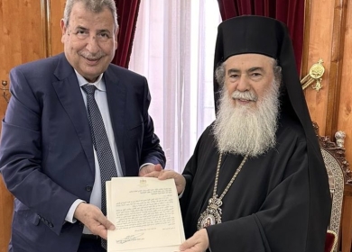 خوري يسلم بطريرك المدينة المقدسة للروم الارثوذكس رسالة تهنئة من الرئيس بالأعياد المجيدة