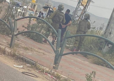 قوات الاحتلال تعتدي على مواطن وتعتقله على حاجز زعترة جنوب نابلس
